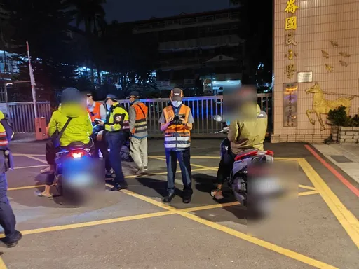 板橋警攜手監理站聯合路檢 2小時查獲違規車輛22件