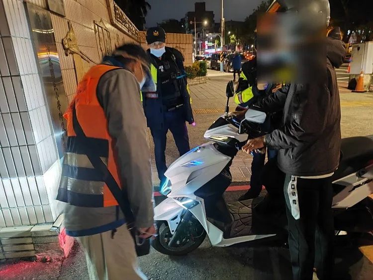 警方昨晚查獲22件違規車。警方提供