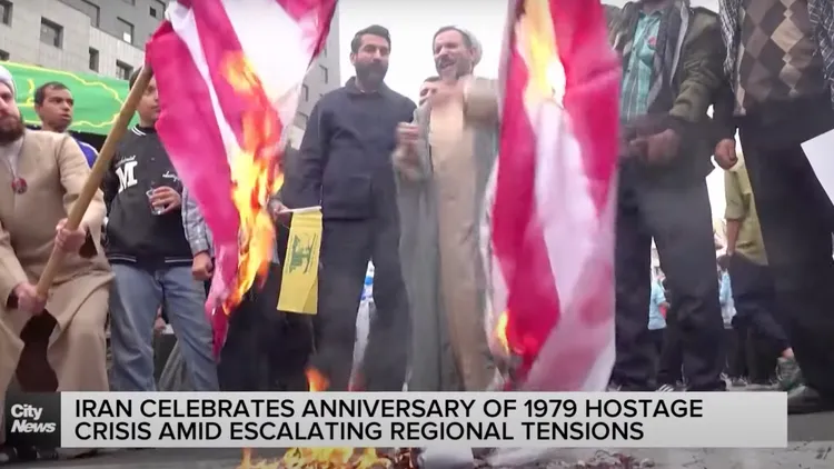 伊朗抗議人士燒毀自製美國國旗。翻攝自City News