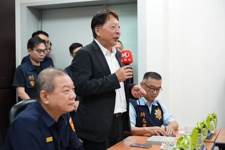 紅樹林有線電視台總經理楊明杰致詞。警方提供