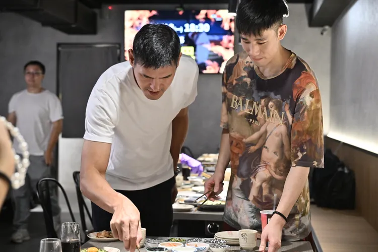 楊敬敏(左)與林書緯(右)一起烤肉。三秒燒肉