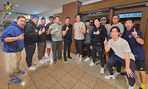 辜仲諒也哭了!中華隊奪冠後 他對中信兄弟國手「深深一鞠躬」