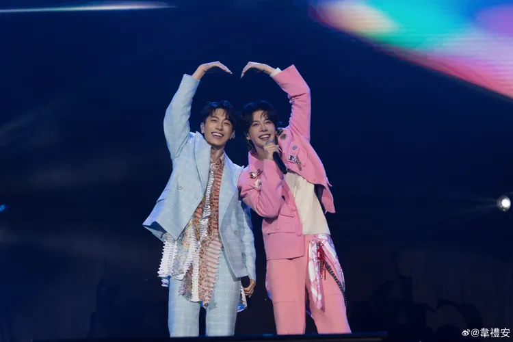 韋禮安（左）上海演唱會邀「室友」徐海喬當嘉賓。翻攝韋禮安微博