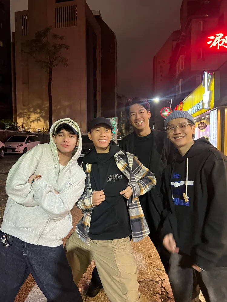 慶憐（左起）來台，韋禮安、AKIRA、蔡旻佑熱情迎接他。翻攝蔡旻佑微博