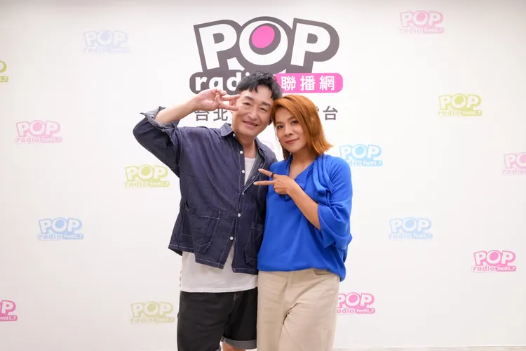 江美琪(右)接受音樂咬耳朵主持人徐哲緯(左)專訪，談到近年來的心境轉變。POP Radio提供