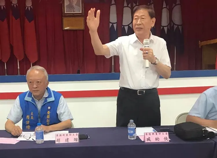 前國民黨黃復興黨部主委、退將臧幼俠（右）遭國防部裁定停止領受5年之月退給與之75%。圖取自黃復興黨部臉書