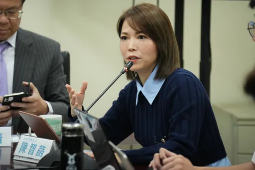 高中遭公車男性騷 議員酸「被摸舒服嗎?」陳智菡氣反擊:下流!