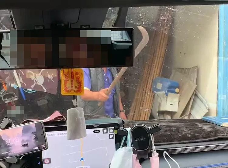 李男行凶當天上午就曾持長柄鐮刀恐嚇前妻。民眾提供