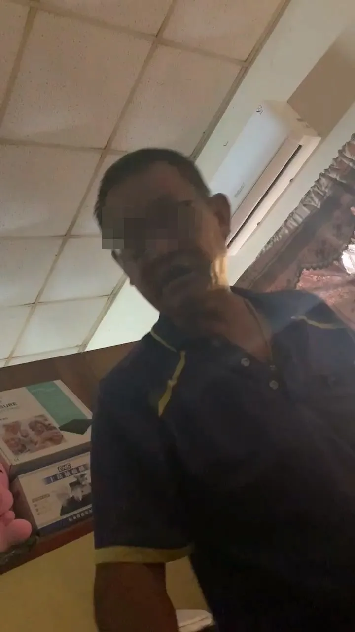 李男轉身看到前妻的二女兒手機錄影，隨後就持西瓜刀砍人。民眾提供