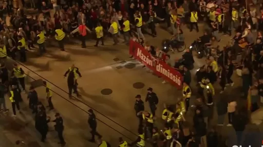 西班牙洪災救援不力　數萬人抗議政府：殺人犯！