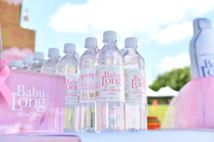 巴部農<粉紅限定版>以純淨白與溫柔粉色的限量包裝，強調美麗從喝水開始