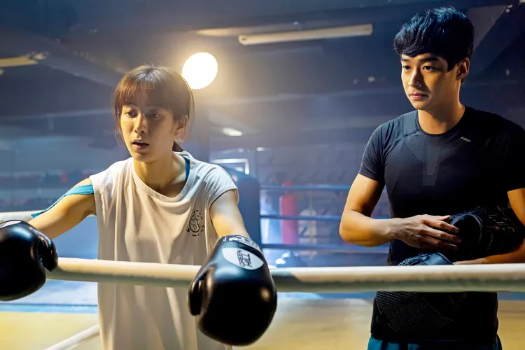 温貞菱和林敬倫練拳。七十六號原子提供