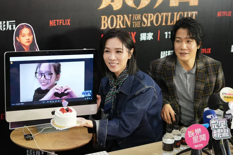 林廷憶24歲生日，謝盈萱和薛仕凌隔螢幕幫他慶祝。彭欣偉攝影