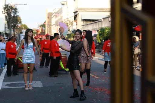 米可白鞭炮陣秀曼妙舞蹈 遭虧走跳的炸邯鄲