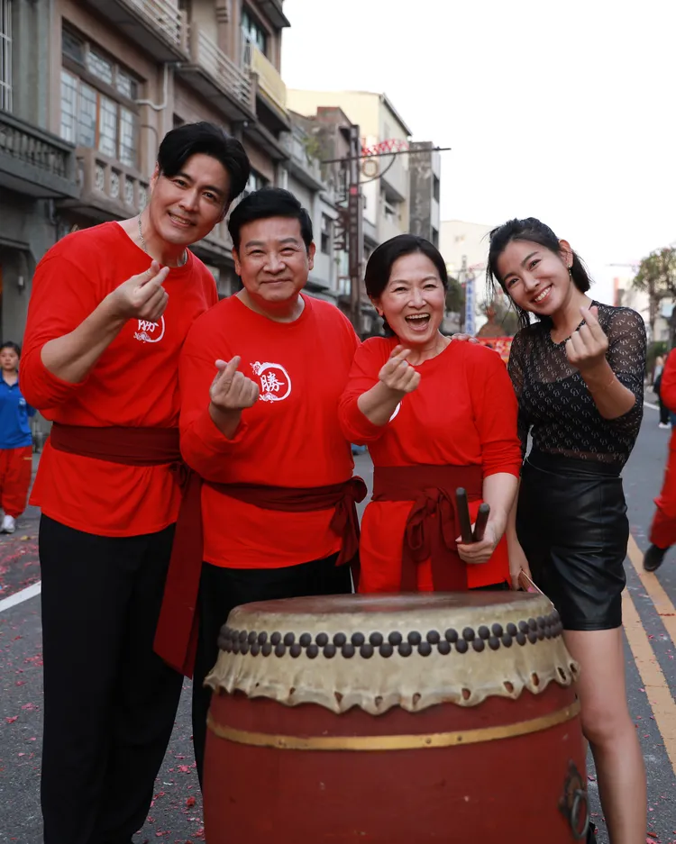 謝瓊煖(右二)、楊慶煌(左二)、米可白(右一)、劉至翰(左一)在《好運來》當中飾演一家人。民視提供