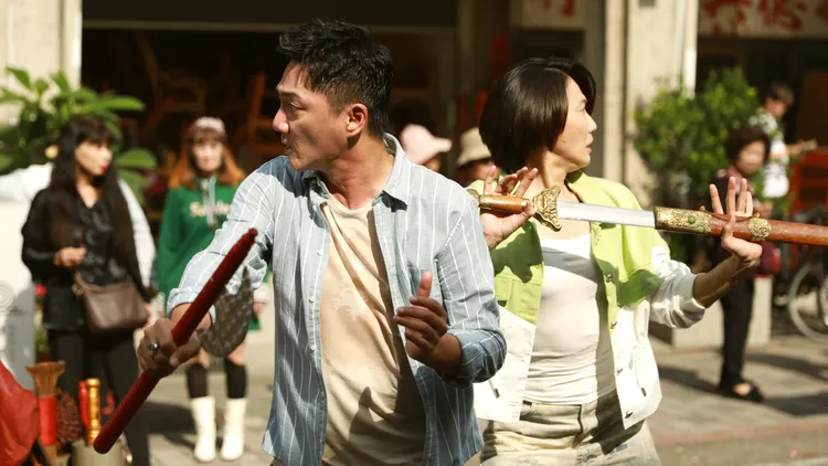 藍葦華、侯怡君不斷穿梭在陣頭中進行「拳武行」，相當敬業。民視提供