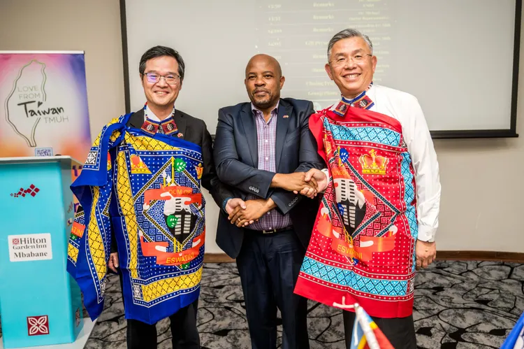 北醫附醫施俊明院長前往史國參與教學計劃成果發表，見證雙方深厚的邦交情誼。左起北醫附醫施俊明院長、史瓦帝尼衛生部長Mduduzi Matsebula、駐史瓦帝尼梁洪昇大使。北醫提供