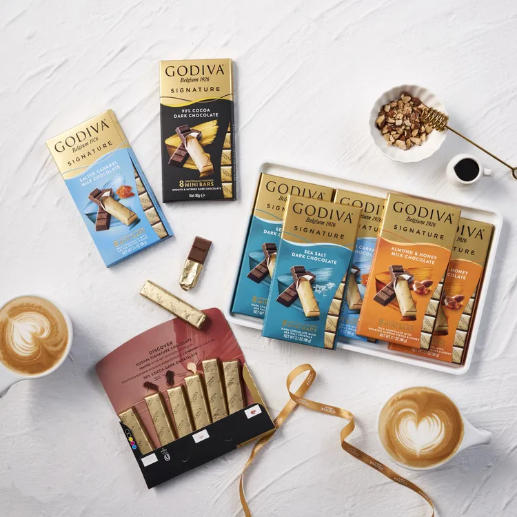 GODIVA醇享系列以不同濃度的黑巧克力、牛奶巧克力為基底，搭配海鹽、焦糖、榛子等歷久彌新的經典元素畫龍點睛。業者提供