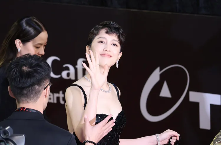 劉奕兒親切揮手致意。莊宗達攝