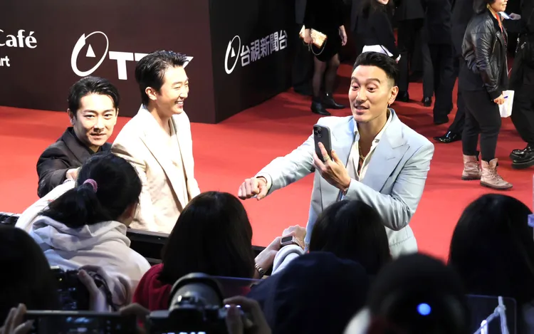 施名帥（左起）、懷秋、王陽明與粉絲互動熱絡。莊秋宗達攝