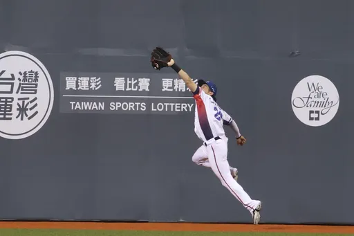 台灣隊長真的帥!陳傑憲今天又打雙安 還演出撞牆接殺超美技