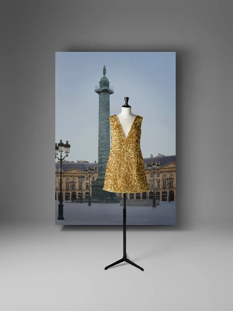 金色V領刺繡短版洋裝，98萬5000元。品牌提供 