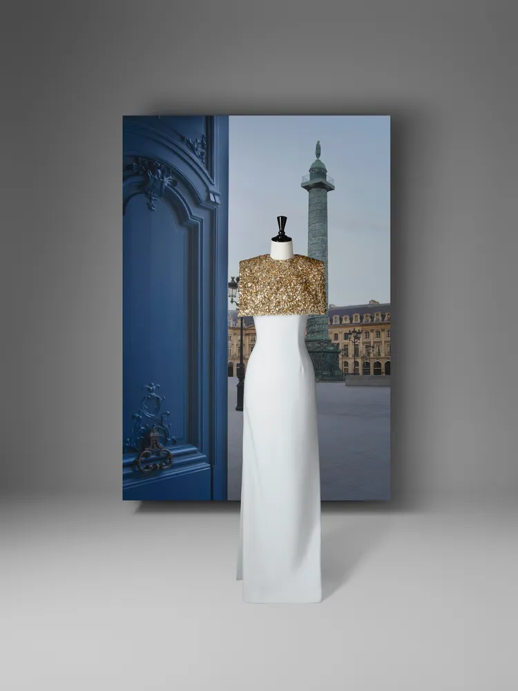 金色刺繡斗篷配白色禮服，144萬元。品牌提供