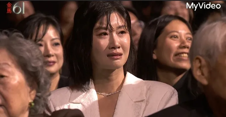 坐在台下的朱芷瑩一得知老公施名帥得獎，激動的哭了。翻攝MyVideo