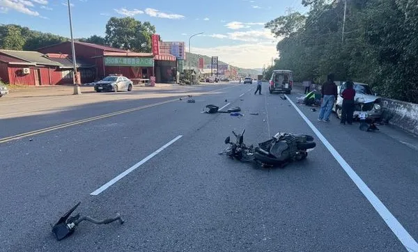 一輛轎車失控逆向與外側車道一輛機車相撞，造成女騎士傷重死亡。翻攝畫面