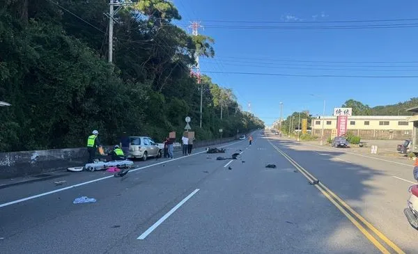 一輛轎車失控逆向與外側車道一輛機車相撞，造成女騎士傷重死亡。翻攝畫面