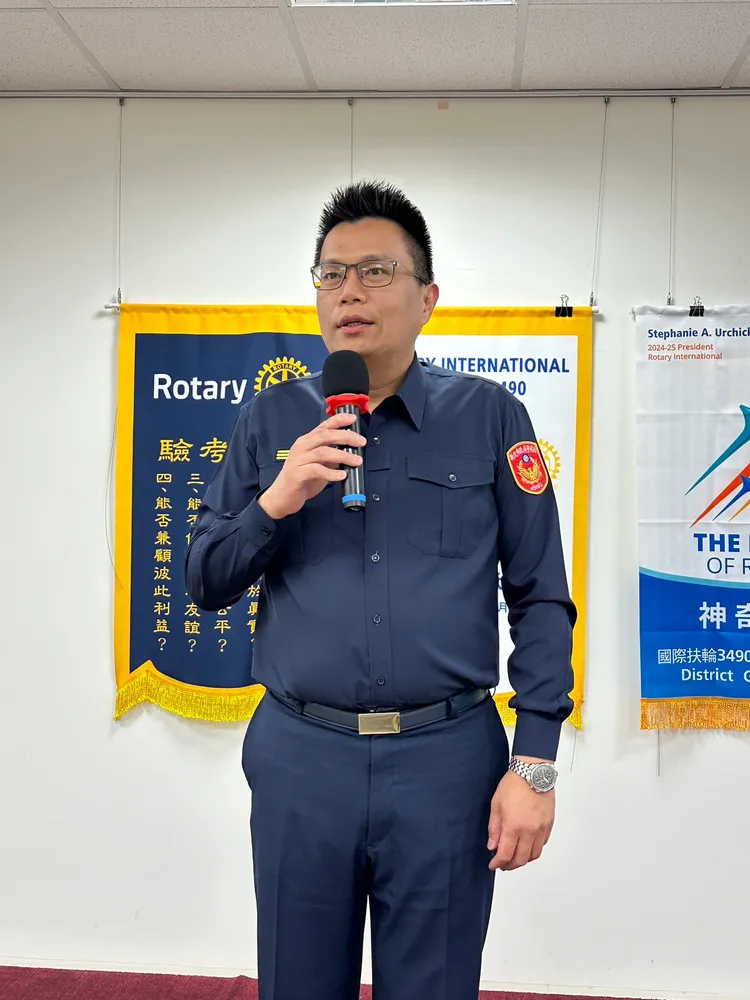 土城警分局長陳建龍上台以真實案例向社員們宣導假投資及假交友的詐騙手法。警方提供
