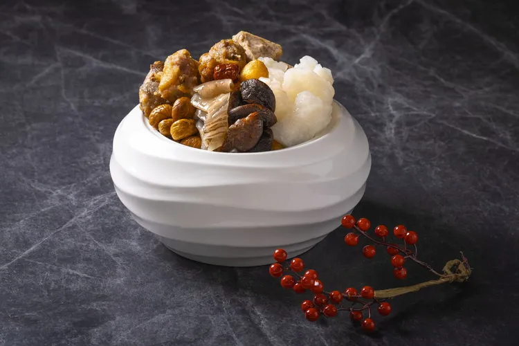 一品花膠佛跳牆，豐富山珍海味煨煮，湯頭濃郁不膩口，單賣售價每甕2980元。