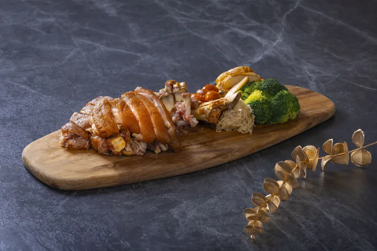 凱撒脆皮豬腳，外皮金黃酥脆、口感Q彈富含膠質，單賣售價1680元。