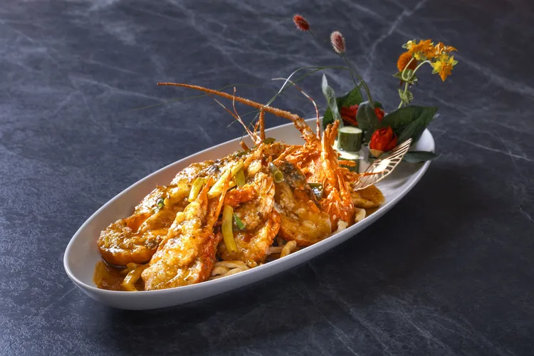 滬式豆撈龍蝦，肉質鮮甜富含豐美蝦膏，搭配彈牙粿條，單賣售價2880元。