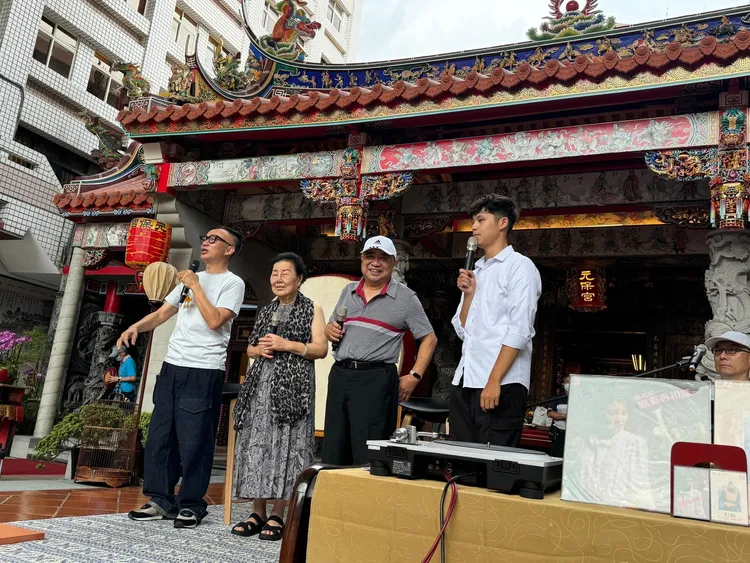 許常德（左起）9月在台中元保宮舉辦第4場「陳盈潔自己的人生自己破浪」音樂會，陳盈潔的大姊、弟弟到場感謝民眾支持。翻攝許常德臉書