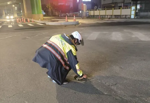 轎車駛過爆胎!蘆竹警路見不平「加蓋」相助