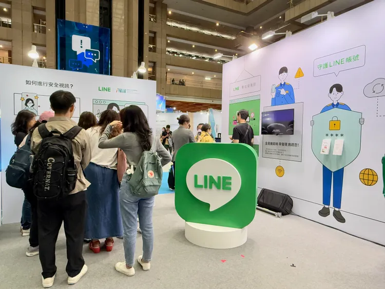 LINE今年再度參與資訊月活動，從數位當責的核心出發，與用戶溝通對抗詐騙、打擊錯假訊息以及維護兒少網路安全等議題。趙筱文攝影