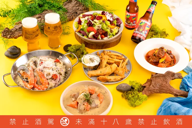 花東開動吧主題料理「南法刺蔥香草雞」與「燉樹豆勇士豬」兩道主菜，融合了南法料理手法與刺蔥、樹豆等花東在地食材的特質。業者提供