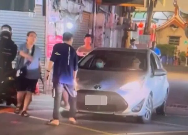 行人拍打車身朝駕駛人叫囂。翻攝threads