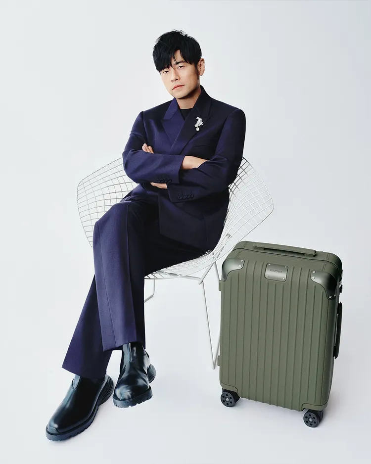周杰倫搭配橄欖綠RIMOWA Distinct Cabin。翻攝周杰倫IG