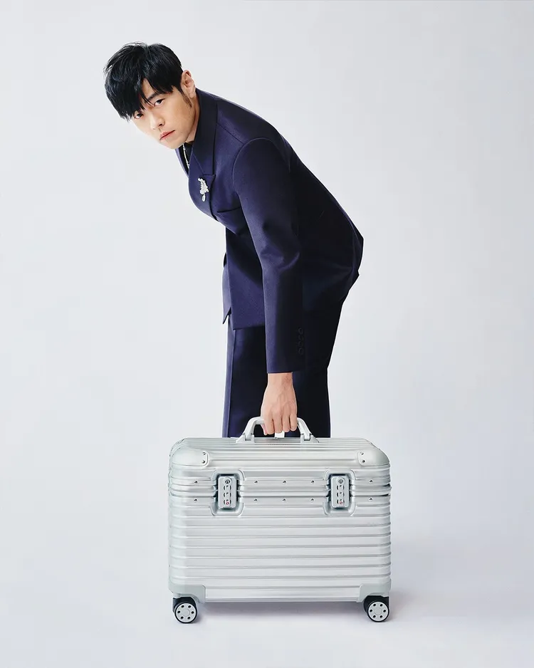 周杰倫搭配銀色款RIMOWA Original Pilot。翻攝周杰倫IG