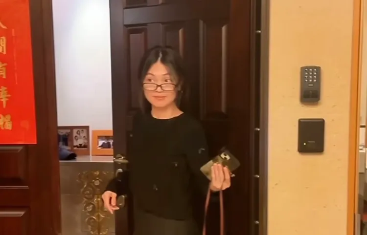 蜜雪素顏的真實反應全都錄。翻攝蜜雪IG限動