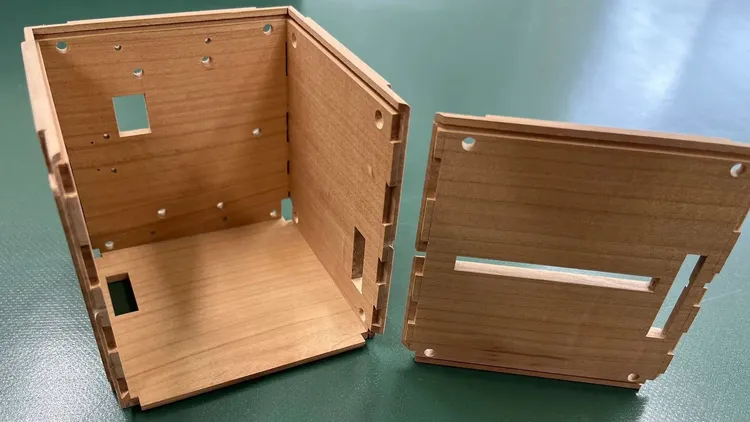 木製衛星的尺寸非常迷你。翻攝自《紐約郵報》