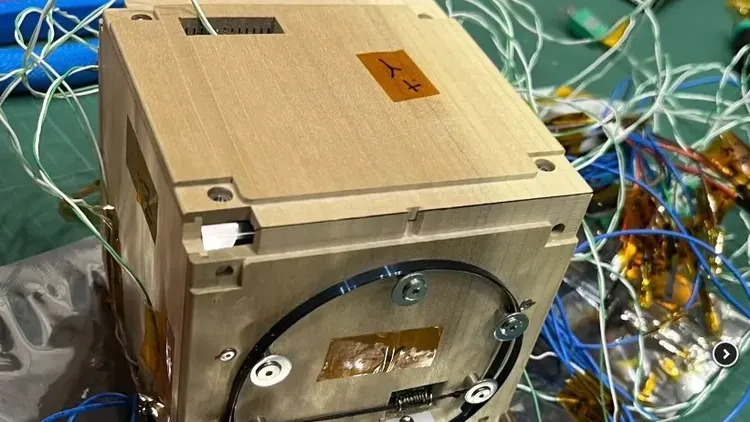 京都大學花了約5年時間設計木製衛星。翻攝自《紐約郵報》