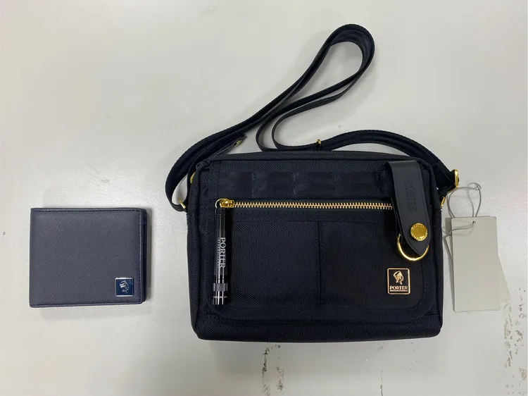 2女所偷竊的短夾與斜背包。警方提供