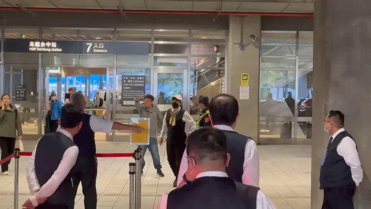 排班運將與特約運將互嗆。民眾提供