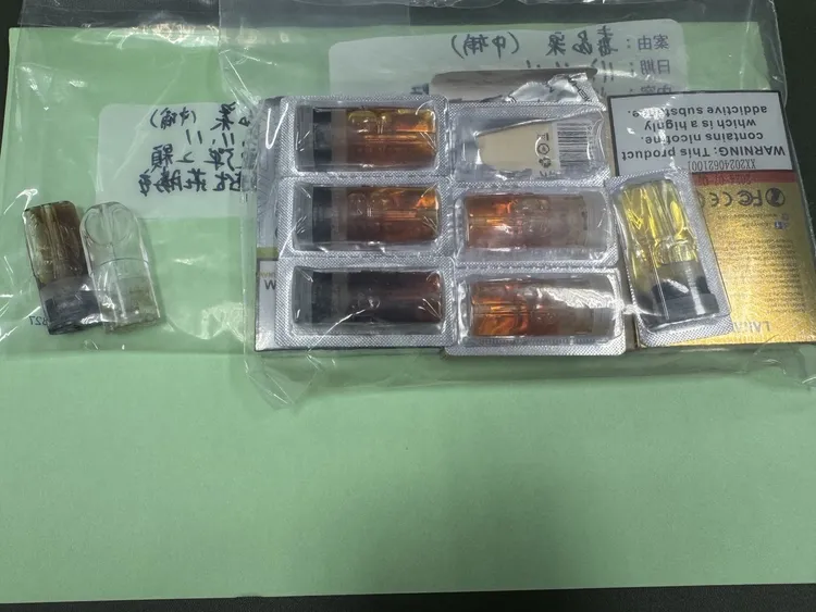 警方搜索陳員辦公室、住所，搜出俗稱「喪屍菸彈」的依托咪酯。民眾提供