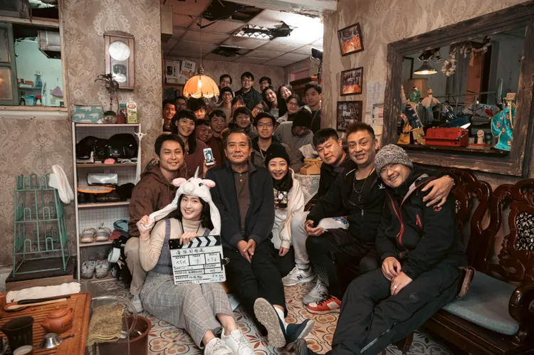 張作驥（前排左三）率領電影團隊，齊心完成誠意之作《優雅的相遇》。張作驥電影工作室提供