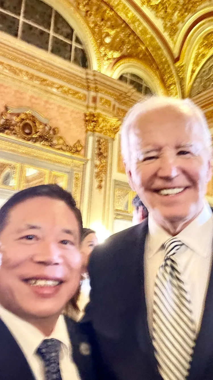 國發會主委劉鏡清參與APEC，與美國總統拜登互動拍照。圖由劉鏡清提供