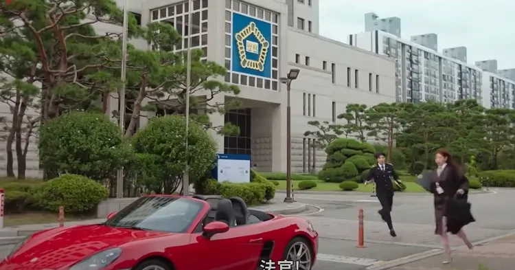 朴信惠在劇中駕駛紅色保時捷718敞篷跑車。朴信惠在劇中砸下法官薪水買跑車與名牌衣服。翻攝自《來自地獄的法官》預告片